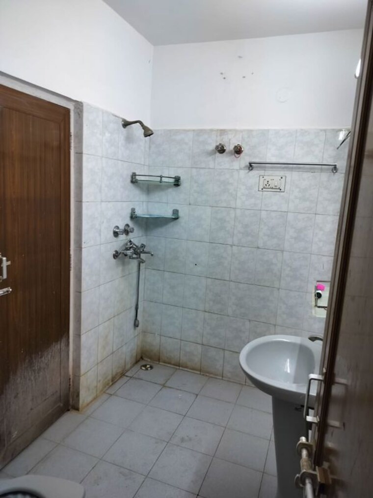 Bathroom, vipul khand 2 Bedroom 1500 Sq.Ft. Independent House In Vipul Khand Lucknow 10366364