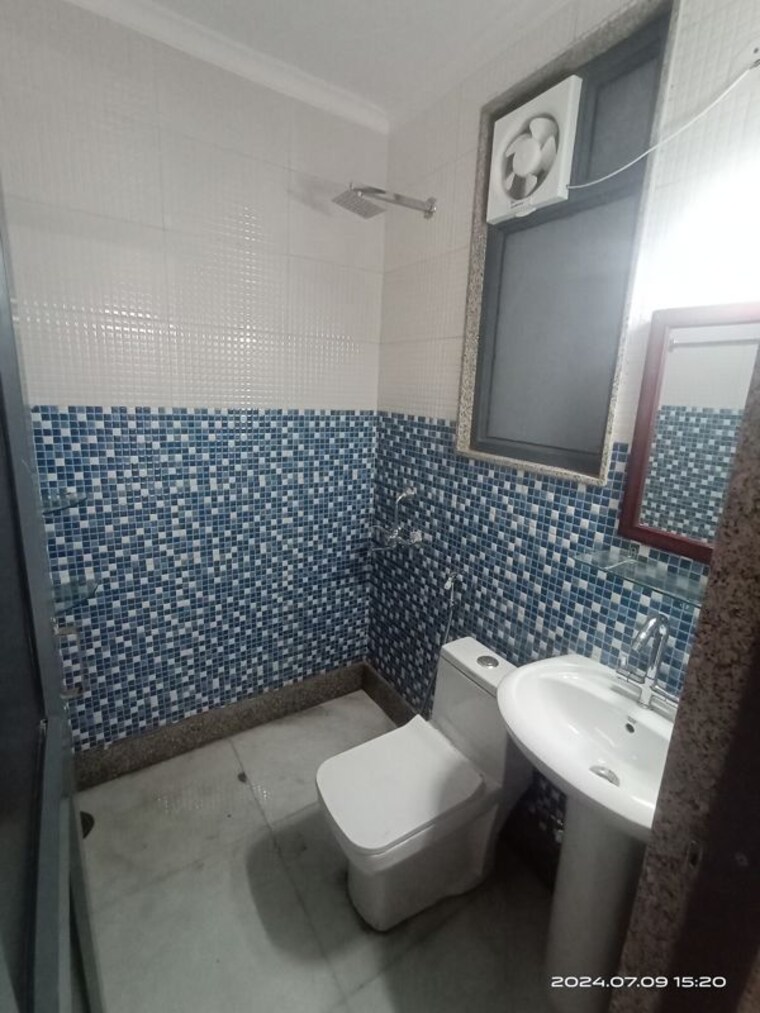 Bathroom, vasant kunj 2.5 Bedroom 1000 Sq.Ft. Builder Floor In Vasant Kunj Delhi 10366374