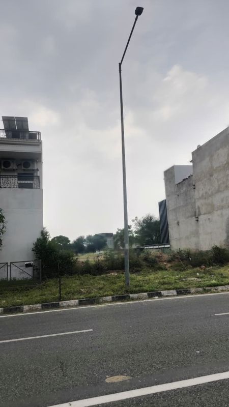 Plot For Sale in DLF Hyde Park