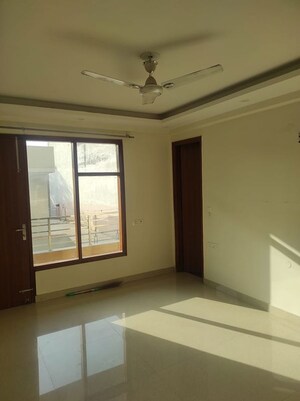 Room in 2 BHK Apartment at Unitech Uniworld Gardens 2, Sector 47 – for Rent