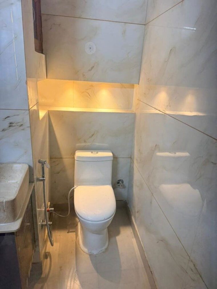 Bathroom, jawahar nagar 2 Bedroom 850 Sq.Ft. Builder Floor In Jawahar Nagar Delhi 10366500