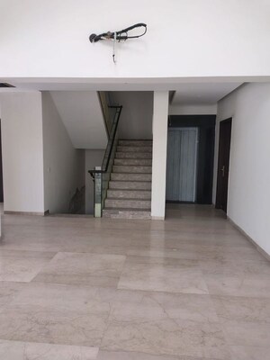 Room in 4 BHK Villa at Unitech The Villas, Sector 33 – for Rent