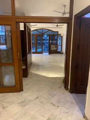 Room in 3 BHK Builder Floor at Sarvodaya Enclave – for Rent