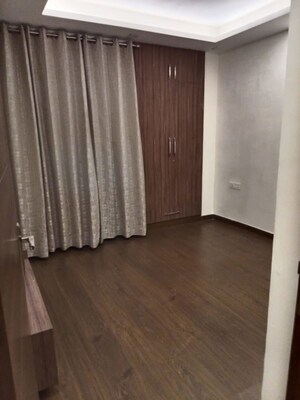 Room in 3 BHK Builder Floor at Sector 43 – for Rent