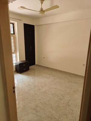 Room in 4 BHK Apartment at Tarika CGHS, Sector 43 – for Rent