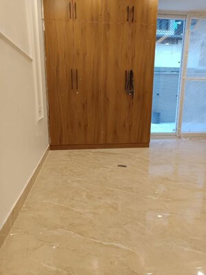 Room in 4 BHK Apartment at DLF The Belaire, Sector 54 – for Rent