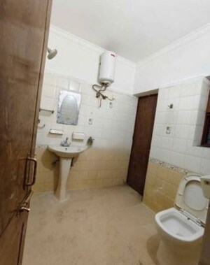 Bathroom in 5 BHK Villa at Gomti Nagar – for Rent