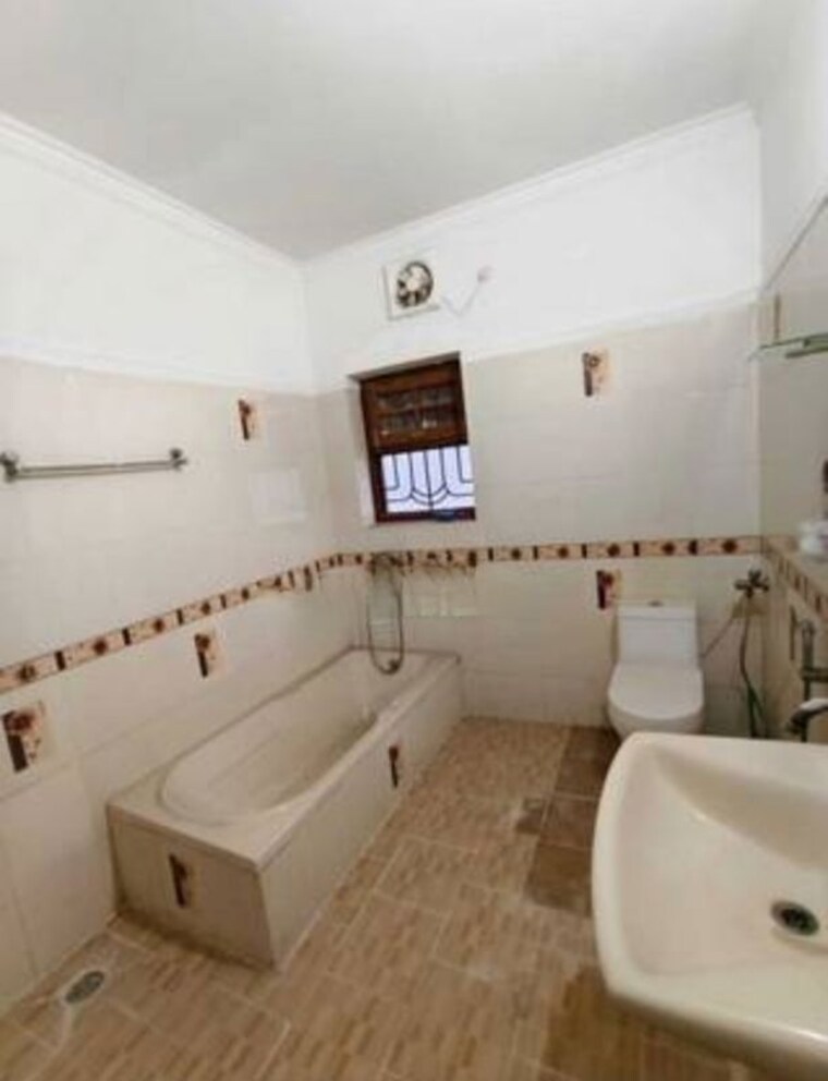 Bathroom, gomti nagar 5 Bedroom 3650 Sq.Ft. Villa In Gomti Nagar Lucknow 10366774