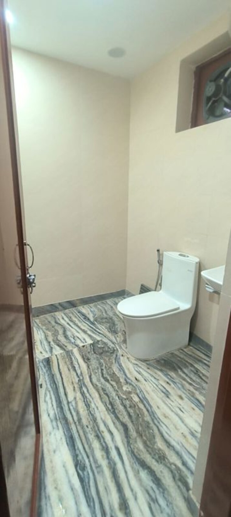 Bathroom, chittaranjan park 2 Bedroom 1250 Sq.Ft. Builder Floor In Chittaranjan Park Delhi 10366767