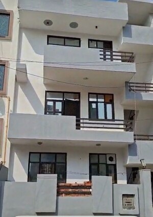 2.5 BHK Builder Floor – Exterior View View at Rocky Area - for Sale