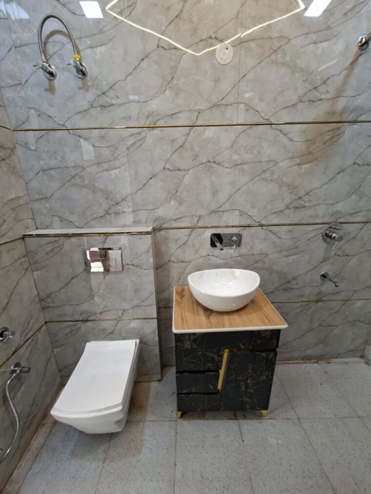 Bathroom, rocky area 2.5 Bedroom 145 Sq.Yd. Builder Floor In Rocky Area Faridabad 10366625