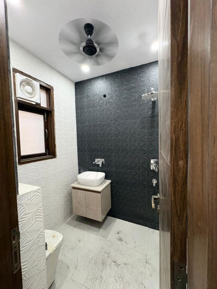 Bathroom, rajouri garden 3 Bedroom 160 Sq.Yd. Builder Floor In Rajouri Garden Delhi 10367006