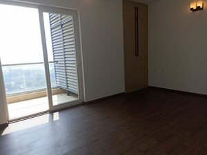Room in 3 BHK Apartment at Supertech Supernova Nova Residences, Sector 94 – for Rent