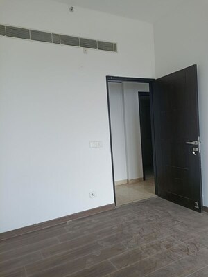 Room in 3 BHK Apartment at Supertech Supernova Nova Residences, Sector 94 – for Rent