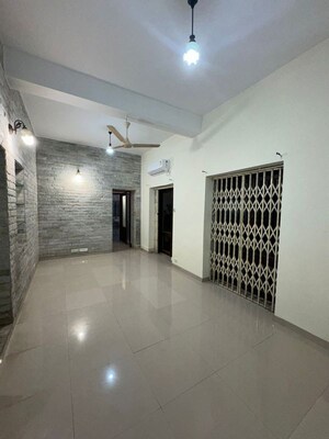 Room in 4 BHK Apartment at It Colony – for Rent