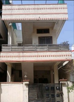 4 BHK + Pooja Room,Servant Room,Study Room,Extra Room,Basement,Store Room Independent House For Sale in Sector 7