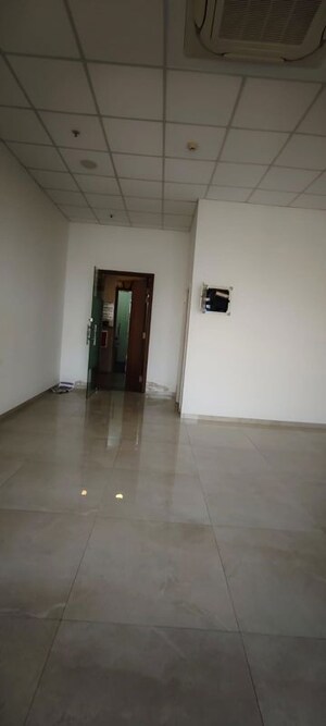 Room in 2 BHK Apartment at Hiranandani Solus, Thane West – for Rent