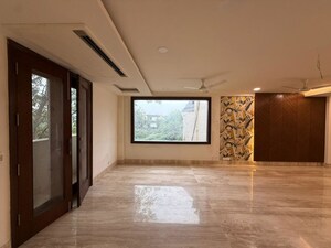 Room in 4 BHK Apartment at Panchsheel Park – for Sale