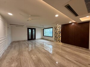 Room in 4 BHK Apartment at Panchsheel Park – for Sale