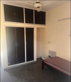 Room in 2 BHK Builder Floor at Sector 38 – for Rent