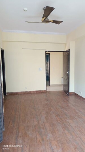 Room in 3 BHK Apartment at Amrapali Eden Park, Sector 50 – for Rent