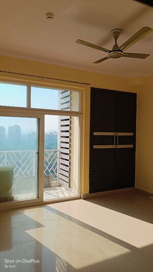 Room in 3 BHK Apartment at Amrapali Eden Park, Sector 50 – for Rent