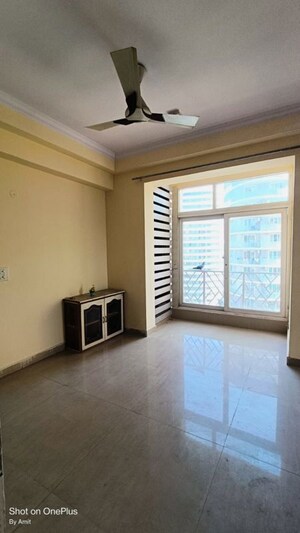 Room in 3 BHK Apartment at Amrapali Eden Park, Sector 50 – for Rent