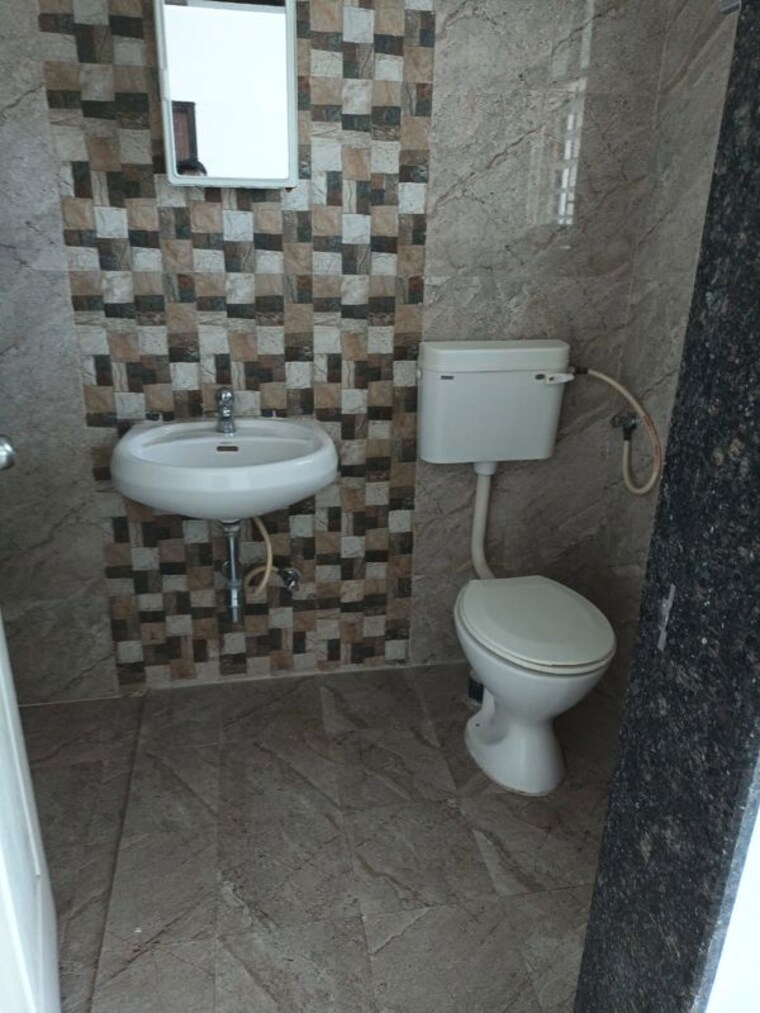 Bathroom, kunal-crimson 3 Bedroom 1600 Sq.Ft. Apartment In Aundh Pune 10367319