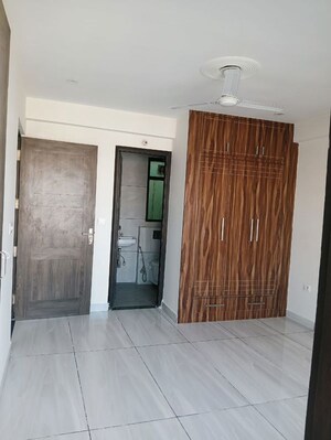 Room in 3 BHK Builder Floor at Sector 57 – for Rent
