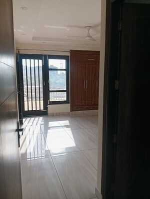 Room in 3 BHK Builder Floor at Sector 57 – for Rent