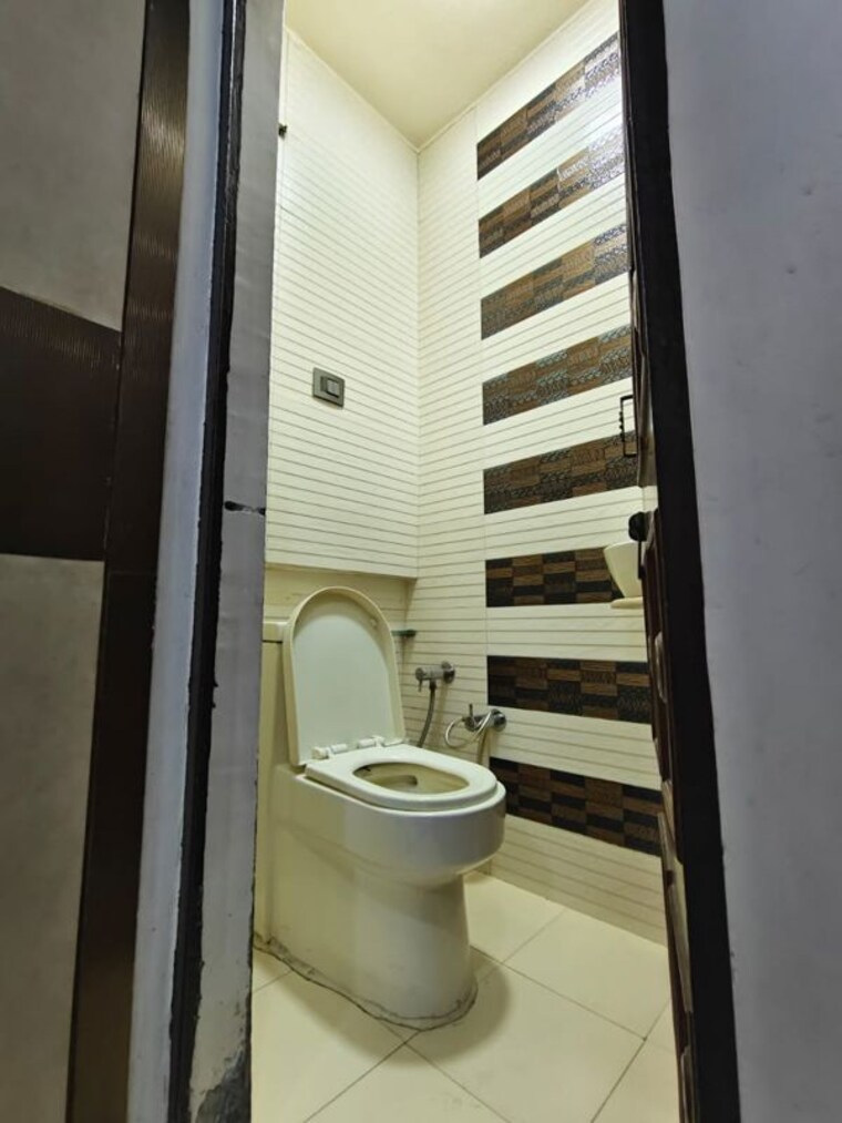 Bathroom, rohini sector 7 3 Bedroom 900 Sq.Ft. Builder Floor In Rohini Sector 7 Delhi 10367414