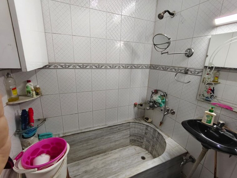 Bathroom, rohini sector 7 3 Bedroom 900 Sq.Ft. Builder Floor In Rohini Sector 7 Delhi 10367414