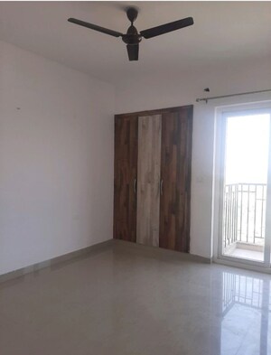 Room in 3 BHK Apartment at ATS Dolce, Zeta I Greater Noida – for Rent