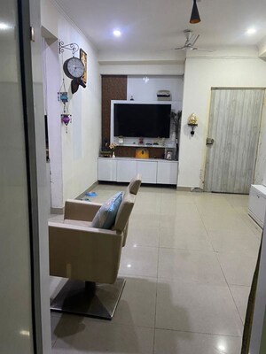 Room in 2.5 BHK Apartment at Hawelia Valencia Homes, Sector 1 Greater Noida – for Rent