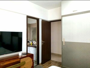 Room in 3 BHK Apartment at Kalpataru Elitus, Mulund West – for Sale
