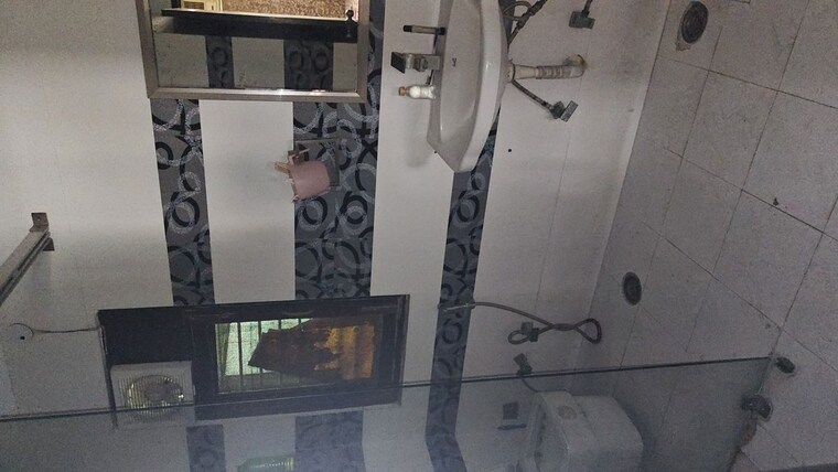 Bathroom, kavi nagar block k 3 Bedroom 200 Sq.Yd. Builder Floor In Kavi Nagar Block K Ghaziabad 10367841