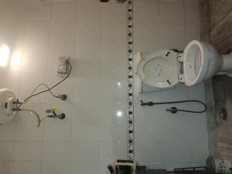 Bathroom, east of kailash 2 Bedroom 1500 Sq.Ft. Builder Floor In East Of Kailash Delhi 10367965