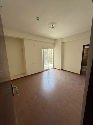 Room in 4 BHK Apartment at Amrapali Leisure Park, Amrapali Leisure Valley – for Sale