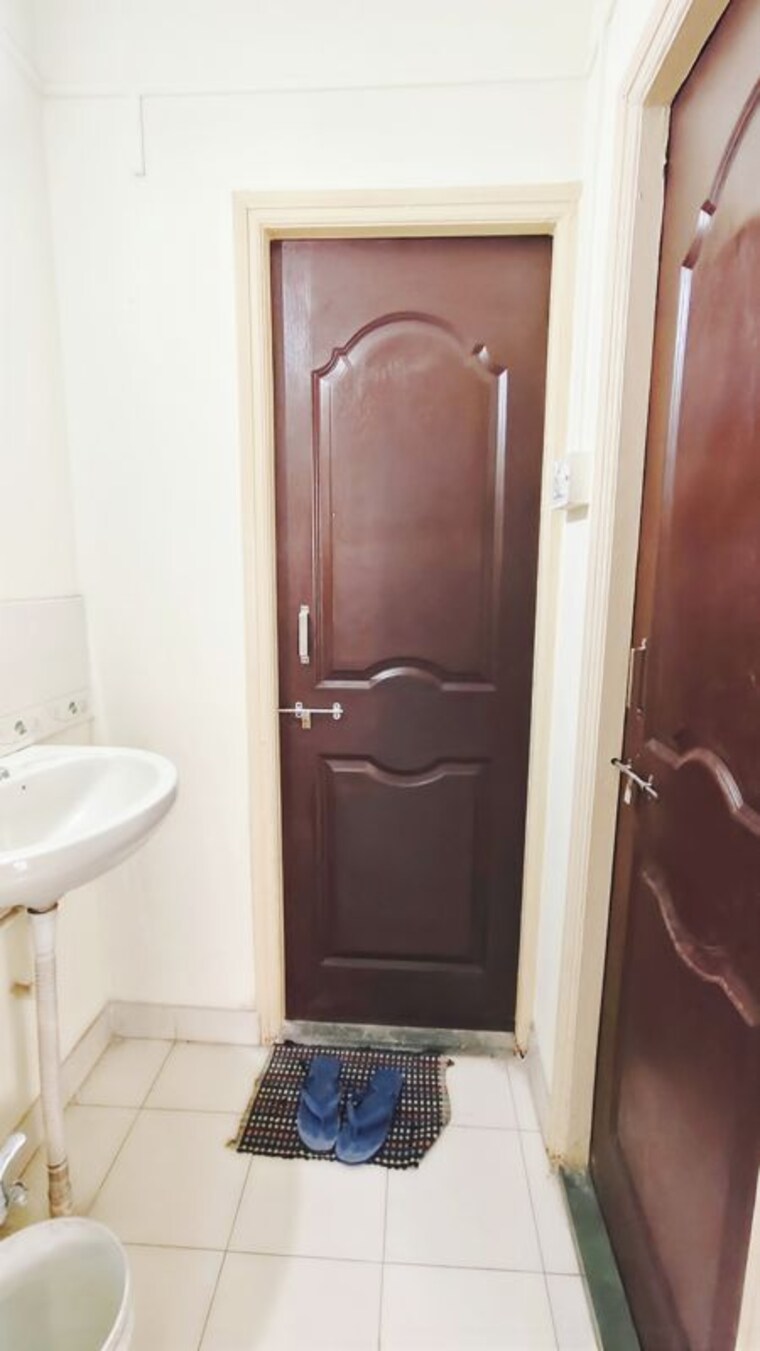 Bathroom, raghuveer nagar 1.5 Bedroom 570 Sq.Ft. Apartment In Raghuveer Nagar Pune 10368333