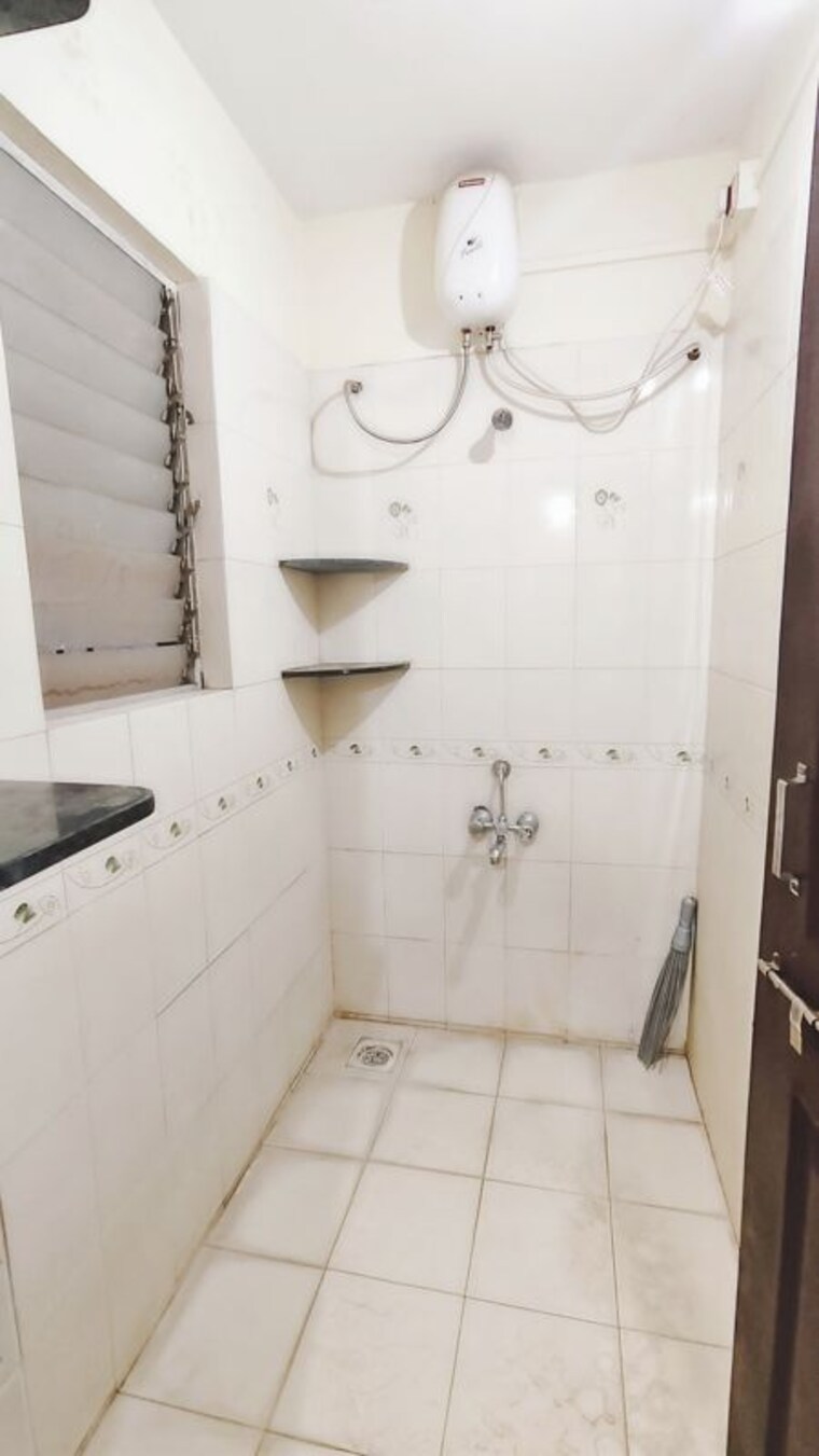Bathroom, raghuveer nagar 1.5 Bedroom 570 Sq.Ft. Apartment In Raghuveer Nagar Pune 10368333
