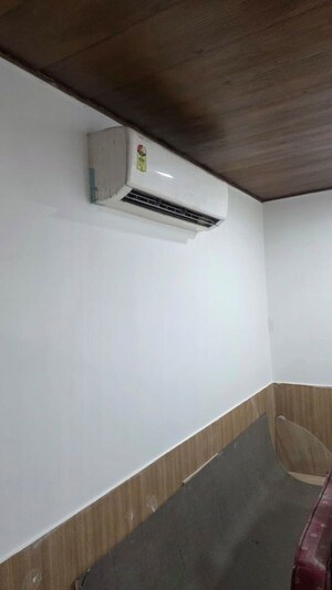 Room in  Office Space at Laxman Chowk – for Rent