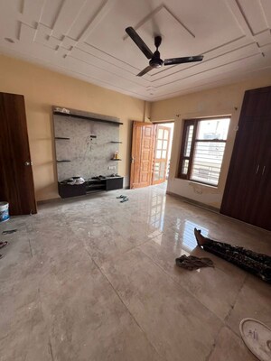 Room in 2 BHK Builder Floor at Auto Market – for Rent