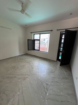 Room in 2 BHK Builder Floor at Auto Market – for Rent