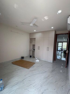 Room in 3 BHK Builder Floor at Sector 9 – for Rent