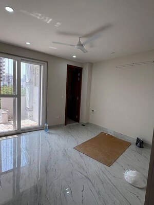 Room in 3 BHK Builder Floor at Sector 9 – for Rent