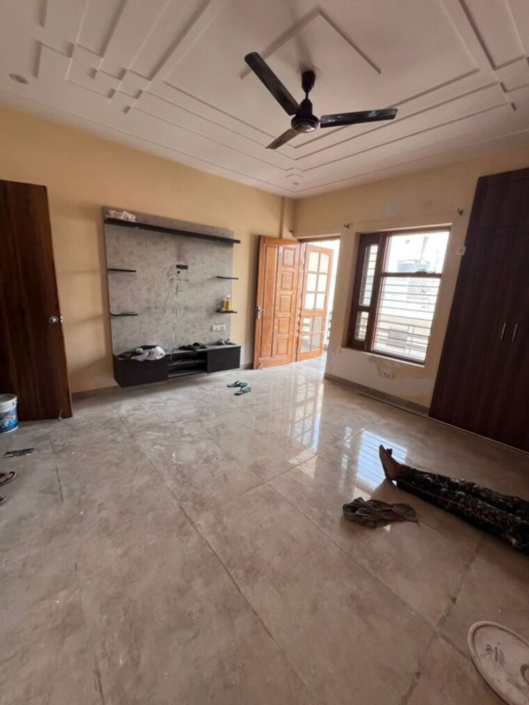 Room, sector 9a 3 Bedroom 2250 Sq.Ft. Independent House In Sector 9a Gurgaon 10368757