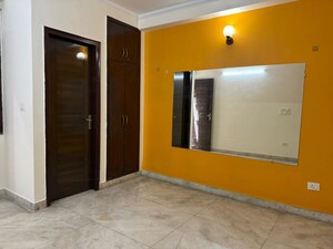 Room in 4 BHK Builder Floor at Paryavaran Complex – for Rent