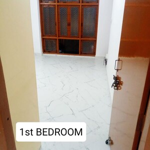 Room in 2 BHK Builder Floor at Gomti Nagar – for Rent