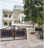 6 BHK + Pooja Room,Servant Room,Study Room,Extra Room,Basement,Store Room 500 Sq.Yd. Independent House in Sector 15