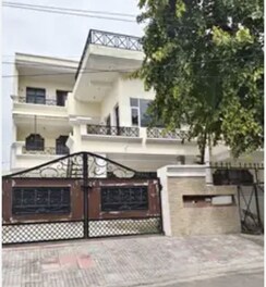 6 BHK + Pooja Room,Servant Room,Study Room,Extra Room,Basement,Store Room Independent House For Sale in Sector 15